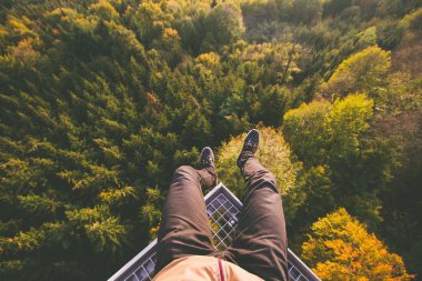 Yukarıda orman kenarında oturan.