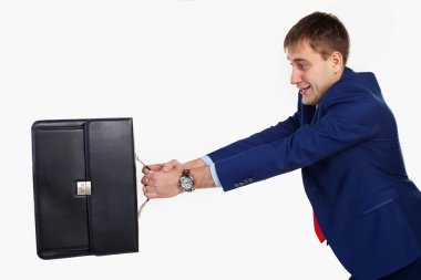 Mavi elbiseli bir adam portföy çeker