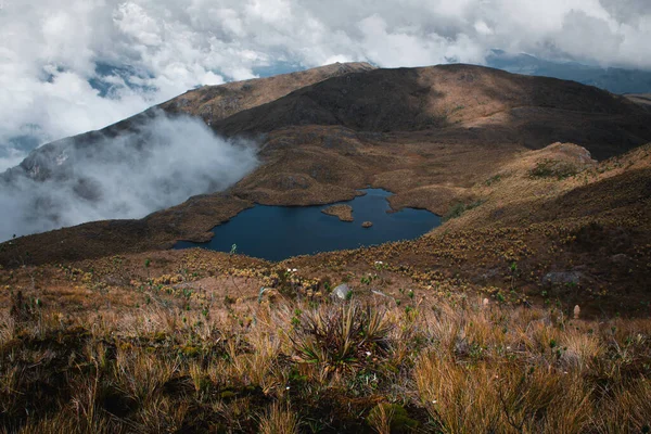 山顶上的湖被云彩环绕着 Pramo Del Sol — 图库照片