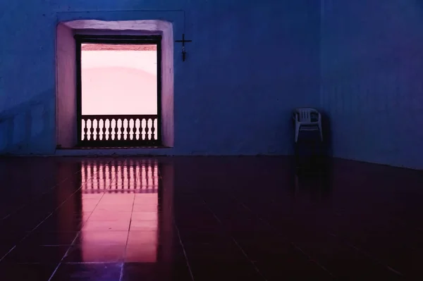 座席とクロスとバラ悟りを開いたドアの暗い部屋は 元の修道院を開きますバジャドリードのサン ベルナルディーノ シエナ ユカタン メキシコ — ストック写真