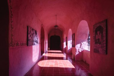 Valladolid, Yucatan, Meksika - 29 Ocak 2019: Eski San Bernardino de Siena Manastırı kemerli pembe turuncu koridor