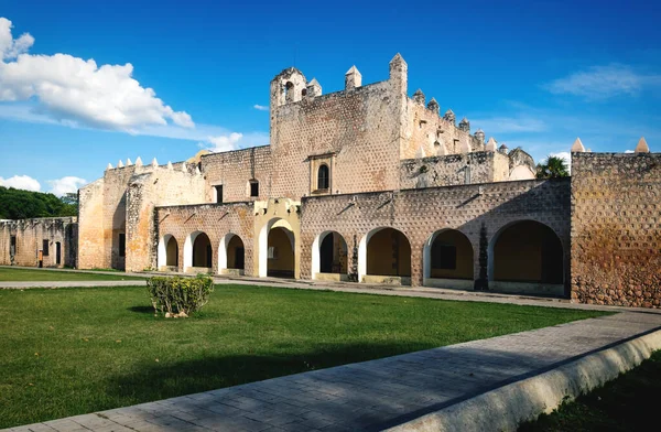 Valladolid, Yucatan, Meksika 'da çimen tarlası olan San Bernardino de Siena Manastırı cephesi