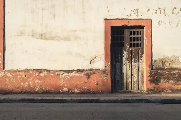 Verlaten Koloniale Gevel Met Oranje Randen Bij Zonsondergang Valladolid Yucatan — Stockfoto