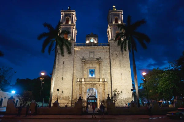 墨西哥尤卡坦Valladolid市中心的圣塞瓦乔殖民教堂门前 夜间有棕榈树 — 图库照片