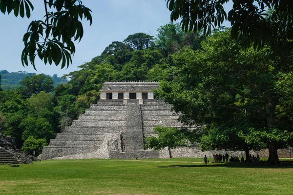 Templo Las Inscripciones Visitantes Bajo Árbol Sitio Arqueológico Maya Rodeado — Foto de Stock