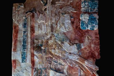 Palenque, Chiapas, Meksika - 22 Mayıs 2019: Maya kralının renkli oymaları ve Palenque arkeoloji sahasının müzesinde tabelalar