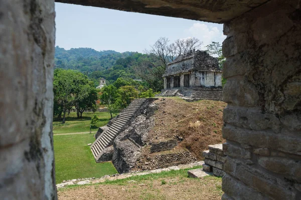 Vista Través Puerta Pequeño Templo Ruina Maya Pirámide Sitio Arqueológico — Foto de Stock