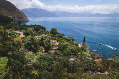 Santa Cruz la Laguna, Guatemala 'daki Atitlan Gölü' nün kıyısındaki dağın tepesinden.