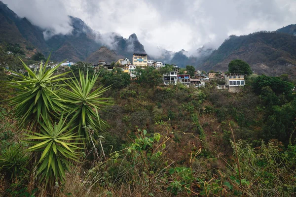 与危地马拉Santa Cruz Laguna村一起俯瞰陡峭的绿山和棕榈树 — 图库照片
