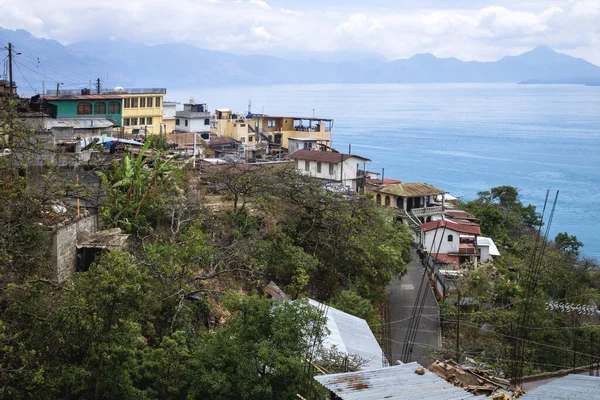 危地马拉圣克鲁斯拉古纳Atitlan湖沿岸的土著绿山村 — 图库照片