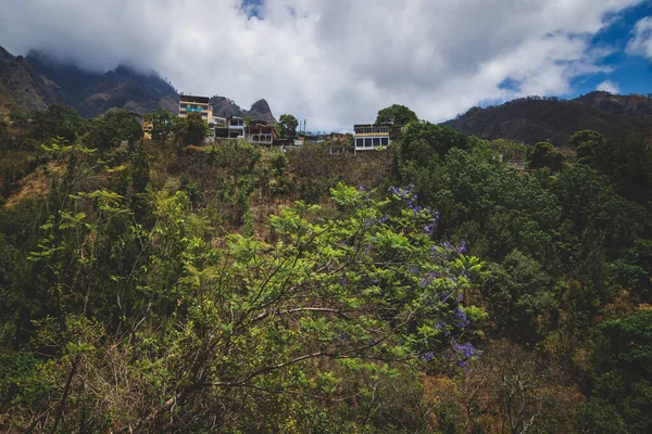 Vista Para Íngreme Montanha Verde Com Aldeia Santa Cruz Laguna — Fotografia de Stock