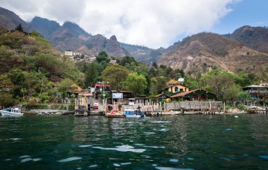 Atitlan Gölü 'nden sahile doğru yeşil dağ köyü Santa Cruz la Laguna, Guatemala