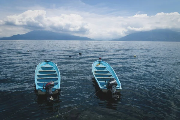 Dois Barcos Azuis Natação Paralelos Lago Azul Escuro Atitlan Com — Fotografia de Stock