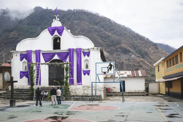 圣克鲁斯拉古纳 Santa Cruz Laguna 2018年3月29日 当地男子用紫色布和树枝装饰教堂 供山村的复活节用 — 图库照片