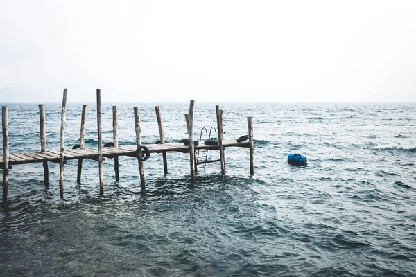 Doca Madeira Com Ondas Tempestuosas Longo Lago Atitlan Costa Jailbalito — Fotografia de Stock