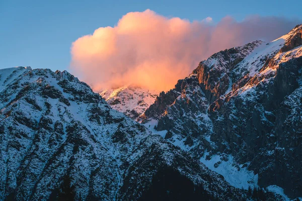 Zonsondergang Rotsachtige Bergen Met Zonovergoten Rode Oranje Wolken Van Oostenrijkse — Stockfoto