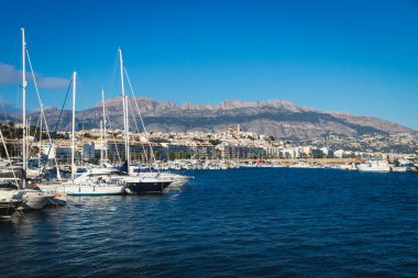 Altea limanındaki tekneler eski şehir ve katedral manzaralı bulutsuz güneşli bir günde Altea, Costa Blanca, İspanya