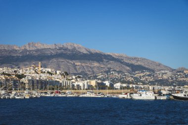 Altea Limanı, eski şehir ve bulutsuz güneşli bir günde katedral ile dağlık alanda manzaralı, Altea, Costa Blanca, İspanya
