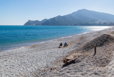 Ocak 2020 'de insanlar yıkılmış sahilde Gloria' nın dağ manzaralı, Albir, Costa Blanca, İspanya