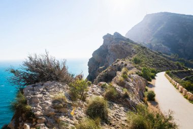 Okyanus boyunca dik uçurumlar boyunca yürüme yolu ile Akdeniz manzarası Albir, Costa Blanca, İspanya 'daki' Serra Gelada 'doğal parkında