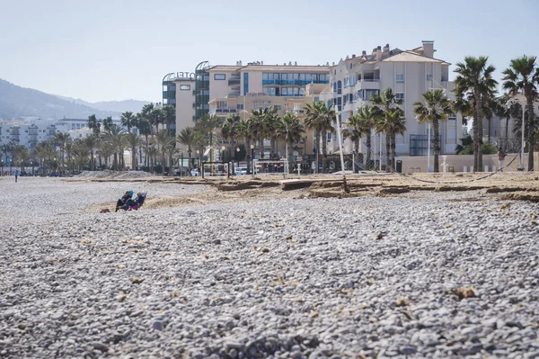Albir Costa Blanca Spanien Februar 2020 Touristen Sitzen Zerstörten Strand — Stockfoto