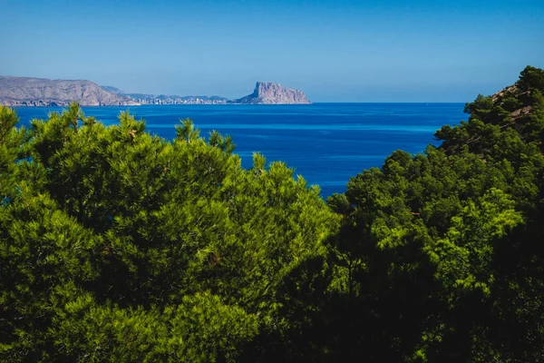 Vista Para Rocha Calpe Ifach Sobre Mar Mediterrâneo Pinheiros Borrados — Fotografia de Stock