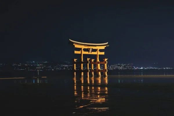 Puerta Torii Flotante Del Santuario Itsukushima Iluminada Noche Frente Las —  Fotos de Stock