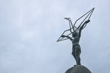 Hiroşima Çocuk Anıtı heykeli. Kederli gökyüzünde origami vinci olan bir kızı gösteriyor, Hiroşima, Japonya.