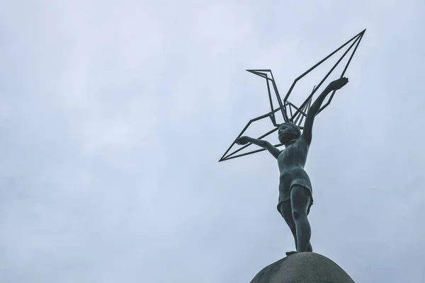 Hiroşima Çocuk Anıtı heykeli. Kederli gökyüzünde origami vinci olan bir kızı gösteriyor, Hiroşima, Japonya.