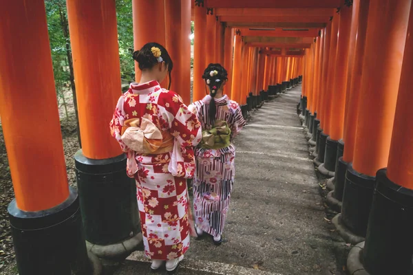 Kjóto Japonsko Září 2017 Žena Kimonu Stezce Tunelem Oranžových Toriových — Stock fotografie