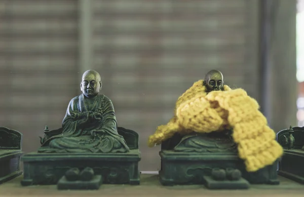 Μικρά Χάλκινα Βουδιστικά Αγάλματα Πλεκτό Μαντήλι Οποία Πιστεύεται Ότι Κάνουν — Φωτογραφία Αρχείου