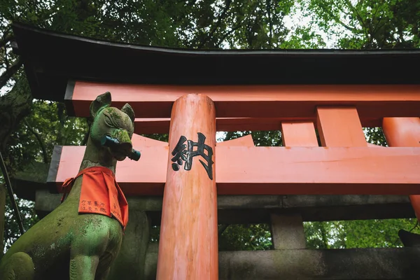 Socha Fox Kisune Před Oranžovou Branou Torii Bujném Lese Svatyně — Stock fotografie