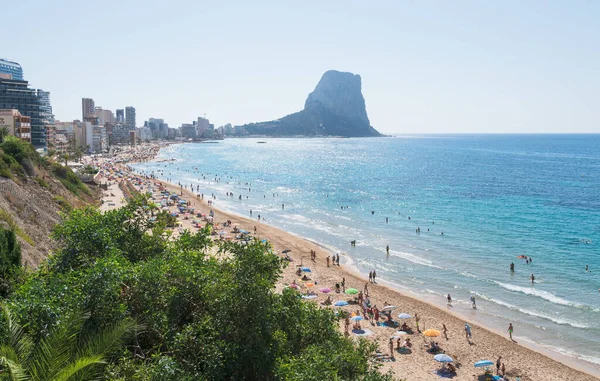 Calpe Spanien Juli 2021 Sandstrand Mit Touristenmassen Für Freizeit Schwimmen — Stockfoto