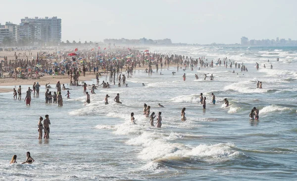 Gandia Espanha Julho 2021 Muitas Pessoas Oceano Tempestuoso Com Ondas — Fotografia de Stock