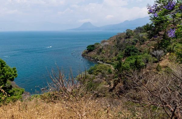 Vista Aérea Lago Atitlan Cratera Vulcânica Lugar Soalheiro Tranquilo Natureza — Fotografia de Stock