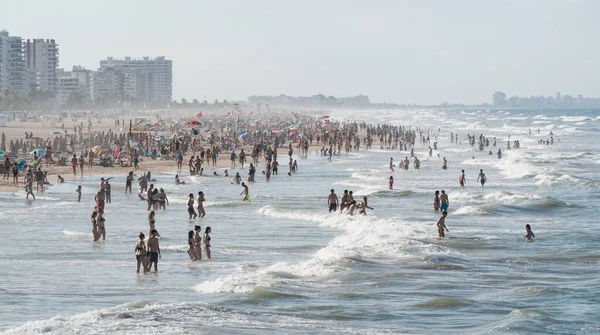 Gandia Espanha Julho 2021 Multidão Pessoas Praia Areia Mar Tempestuoso — Fotografia de Stock