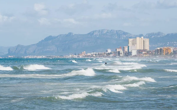 스페인의 무스에 양지바른 해안선을 파도를 파도타기 선수들 — 스톡 사진