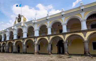 Sömürge binası 'Palacio de los Capitanes Generales' - Antigua, Guatemala 'da bayrağı olan Kaptanlar Sarayı.