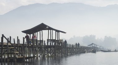 Inle Gölü sabah iskelede