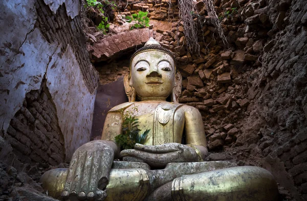 Statua di Buddha abbandonata — Foto Stock