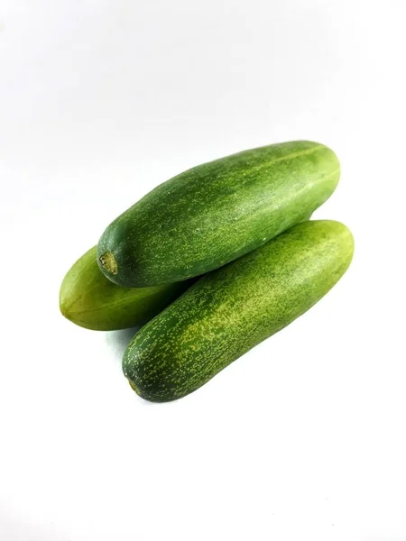 Taze Piramit Şekillendirilmiş Beyaz Arkaplan Salatalıkları. Üç ayrı Koyu Yeşil Sebze. Diyet için sağlıklı atıştırmalık