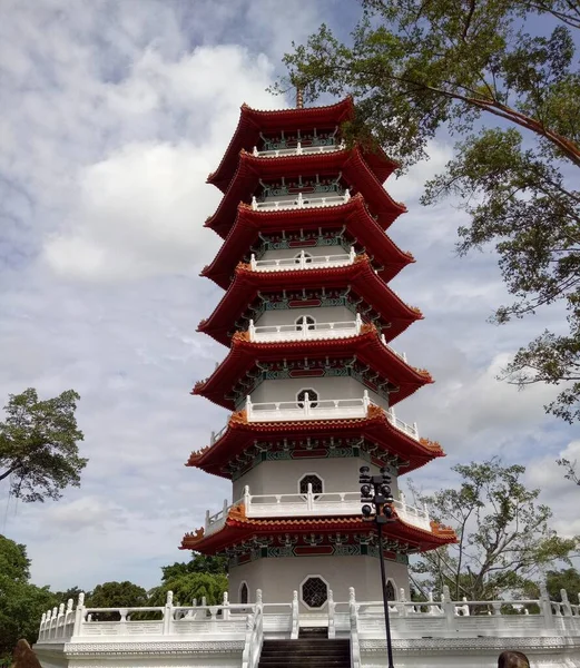 Çin Bahçesi Singapur 'da merdivenleri ve yeşil ağaçları olan kırmızı ve beyaz pagoda kulesi. Singapur 'daki Dört Pavilyon Çin Mimarisi Ünlü Turist Çekimi