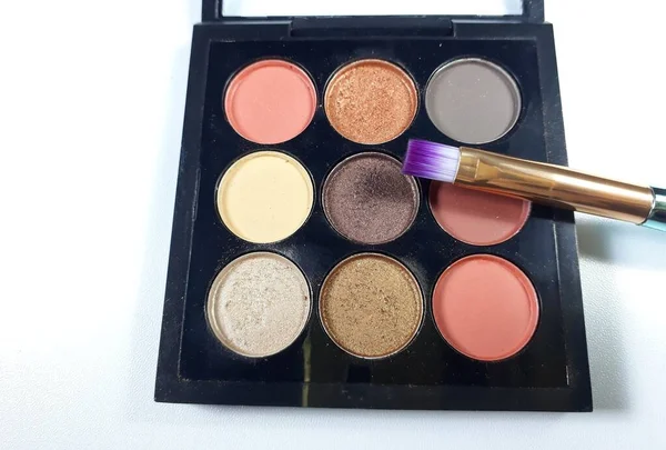 Siyah Dava ve Beyaz Geçmişli Yeni Göz Gölgesi Meydanı Makyaj Paleti. Parlak Renkli, Beyaz ve Mor Renkli Küçük Fırça Renkli 9 Renkli Kozmetik Seti