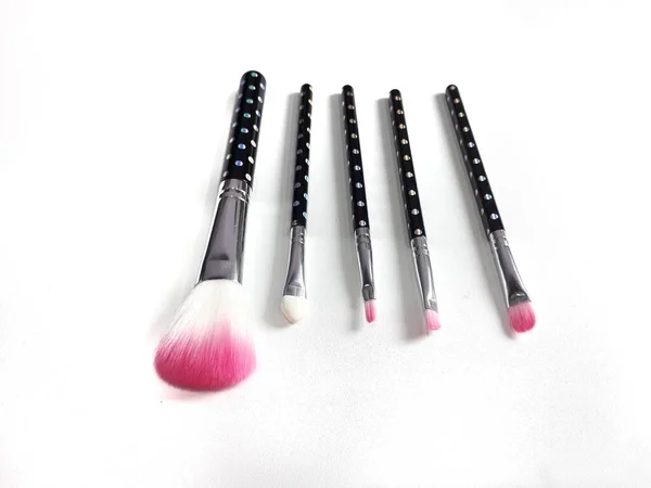 İzole edilmiş Pembe ve Beyaz Renkli Makyaj Fırçası seti. Siyah Puantiyeli Yumuşak Makyaj Fırçası