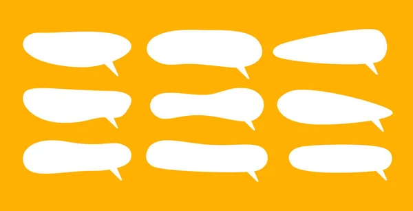 Parlak mavi arkaplanda gösterilen soyut beyaz konuşma balonu şekilleri koleksiyonu.