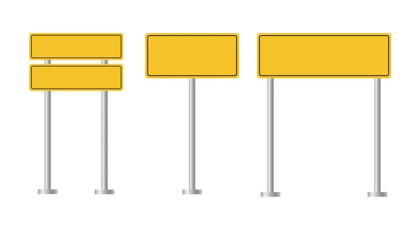 Metalik direklere monte edilmiş boş sarı yol tabela koleksiyonu..
