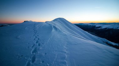 İnanılmaz kış günbatımı manzarası soğuk bir günde yüksek irtifada dağda