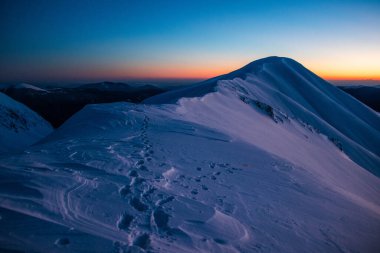 İnanılmaz kış günbatımı manzarası soğuk bir günde yüksek irtifada dağda