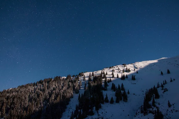 Hermoso Paisaje Rocoso Montaña Invierno Una Noche Fría — Foto de Stock