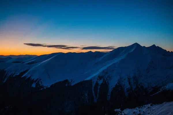 Niesamowity Zimowy Zachód Słońca Górach Dużej Wysokości Chłodny Dzień — Zdjęcie stockowe